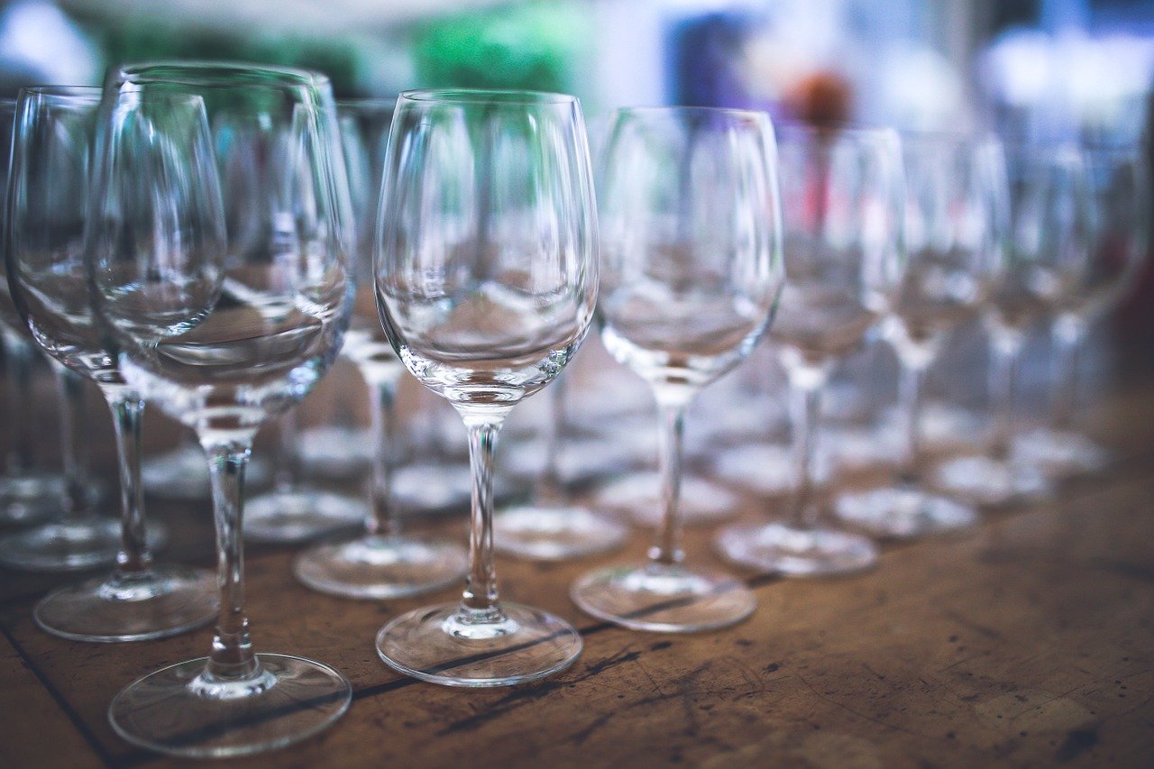 https://herbertremovals.com.au/wp-content/uploads/2021/12/empty-wine-glasses.jpeg